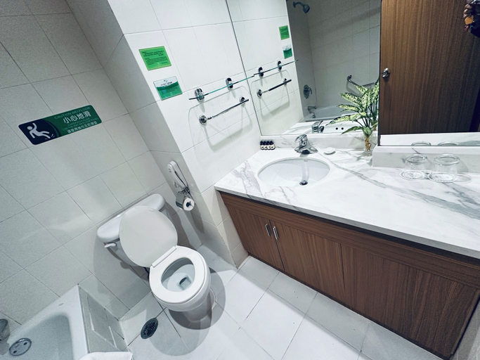 Bathroom 5, The North Garden Hotel Beijing Wangfujing, Beijing