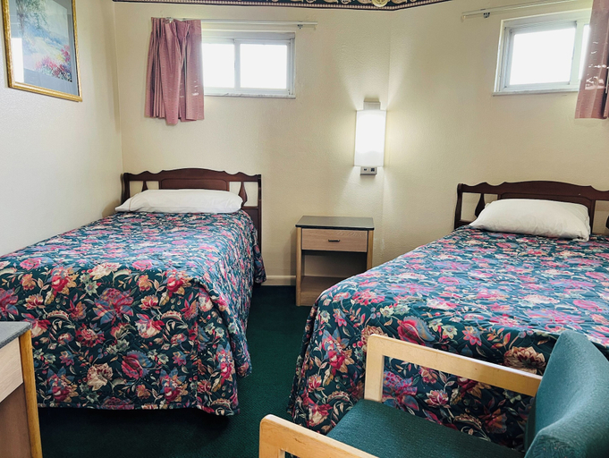 Bedroom 3, The Perrysburg Budget Inn, Wood