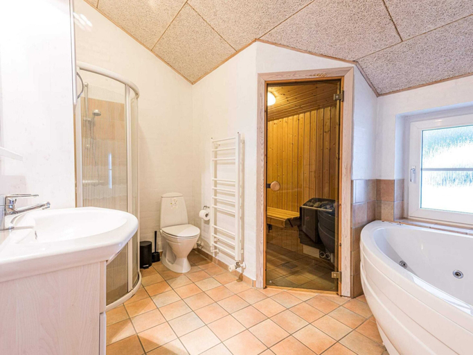 Bathroom 5, 8 Person Holiday Home on a Holiday Park in Blavand, Varde