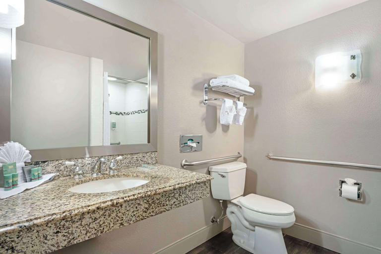 Bathroom 5, Best Western Cedar Inn & Suites, Calaveras