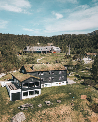 Exterior & Views