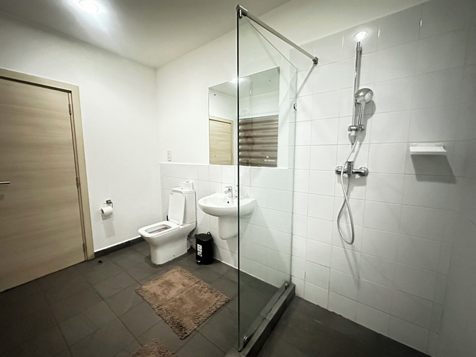 Bathroom 3, Chic and stylish 2 bedroom apartment, Accra