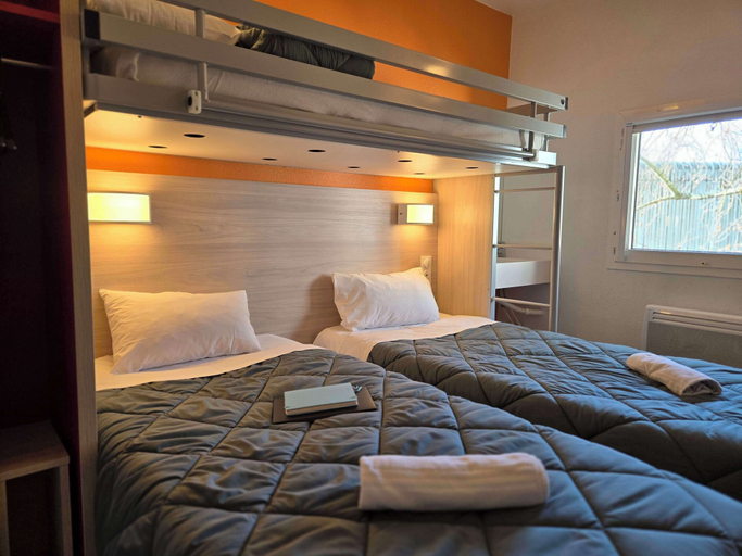 Bedroom 3, Premiere Classe Lyon Beynost, Ain