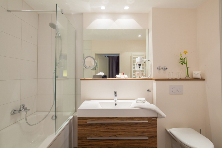 Bathroom 10