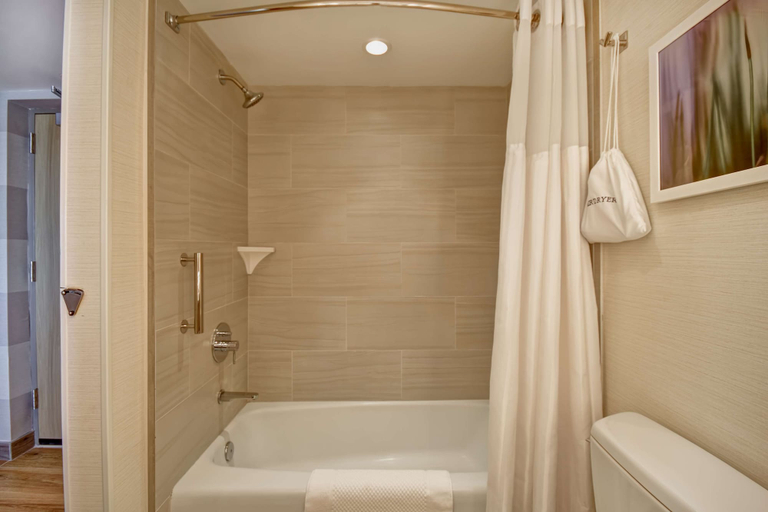 Bathroom 5, DoubleTree by Hilton Virginia Beach Oceanfront South, Virginia Beach