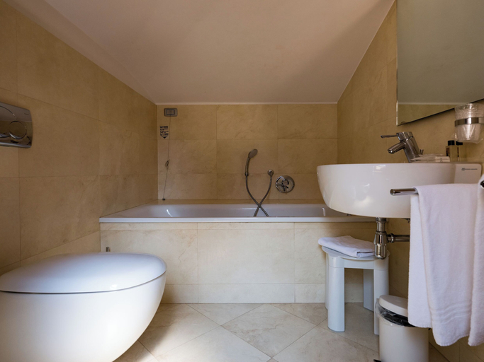 Bathroom 5, Hotel Dell'Opera, Venezia