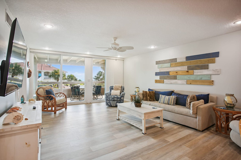 Room 2, St Augustine Luxe Oceanfront - Free Tix, Saint Johns