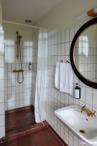 Bathroom 5, Gl. Avernæs Sinatur Hotel & Konference, Assens