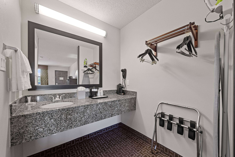 Bathroom 4, Days Inn by Wyndham Round Rock, Williamson