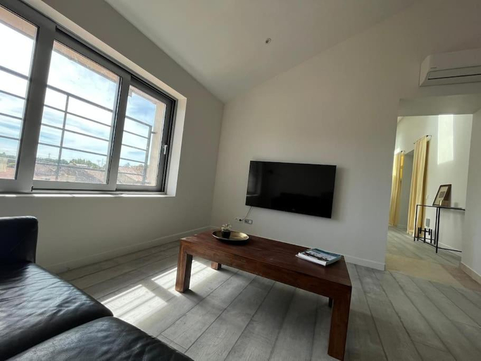 2, Orange Allure Flats, Vaucluse