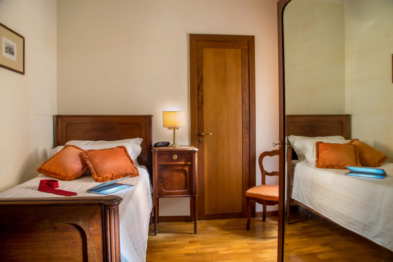 Bedroom 2, 9Hotel Cesari, Rome
