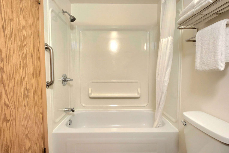 Bathroom 4, Super 8 by Wyndham Portage La Prairie MB, Division No. 9