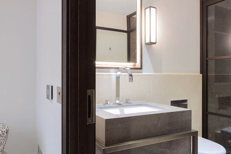 Bathroom 3, 3-bed Deluxe Apt 309, London