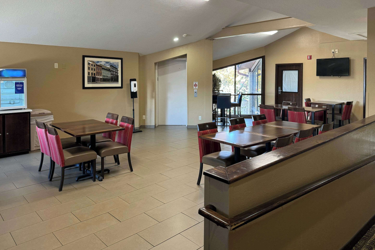 Food & Drinks 5, Comfort Inn Maumee - Perrysburg Area, Lucas