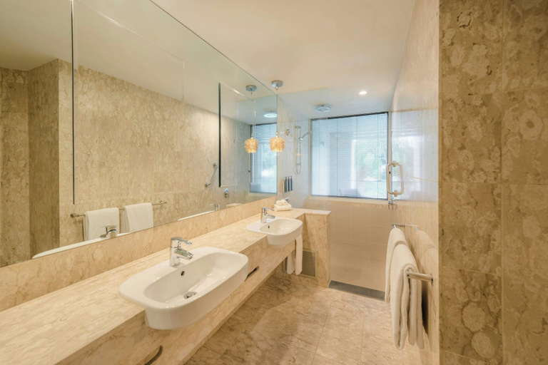 Bathroom 10