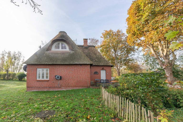 Exterior 3, Reetgedecktes Ferienhaus mit Kachelofen, Nordfriesland
