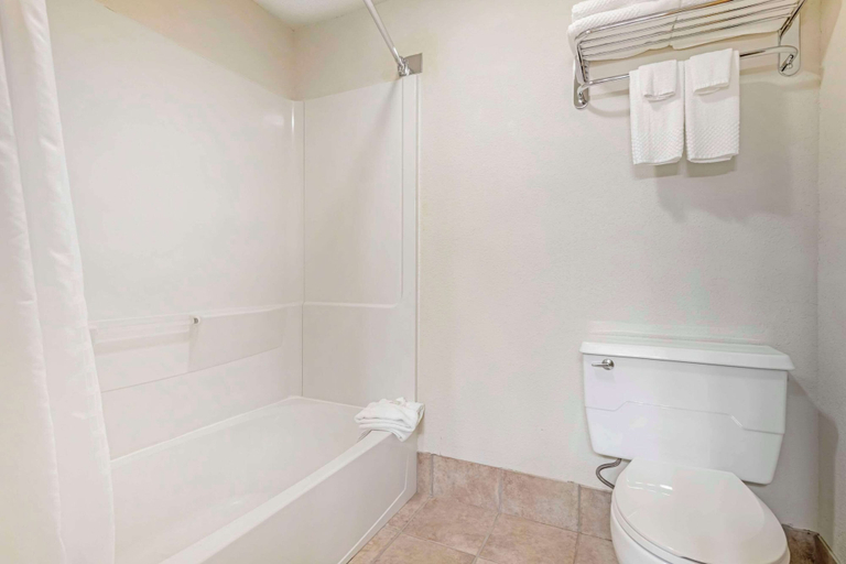 Bathroom 4, Quality Inn Ashland - Lake Superior, Lake Superior