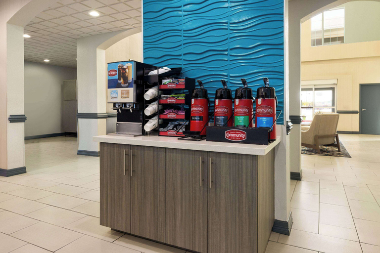 Food & Drinks 5, La Quinta Inn & Suites by Wyndham Ft. Worth - Forest Hill TX, Tarrant