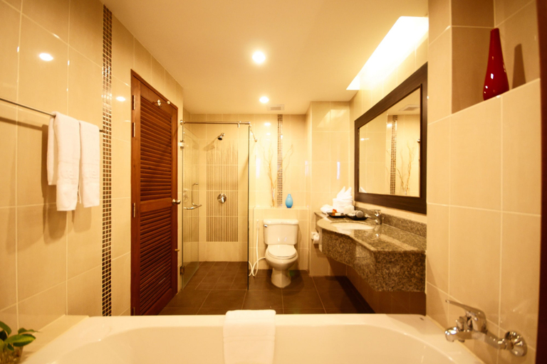 Bathroom, Hotel J Pattaya, Pattaya