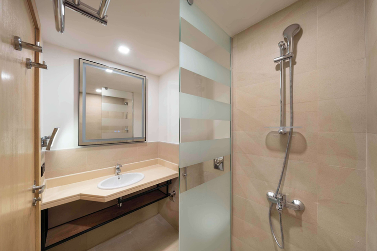 Bathroom 5, Park Inn by Radisson Makkah Thakher Alsharqi, Makkah