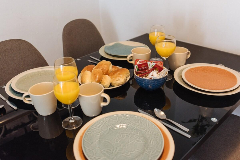 Food & Drinks 5, Lovely Apartment at Santa Cruz 6 people Parking Op, Sevilla