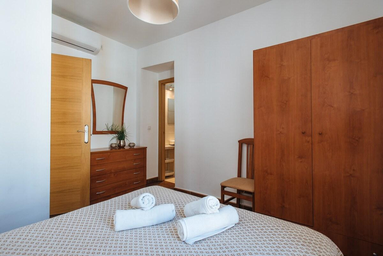 Others 3, Lovely Apartment at Santa Cruz 6 people Parking Op, Sevilla