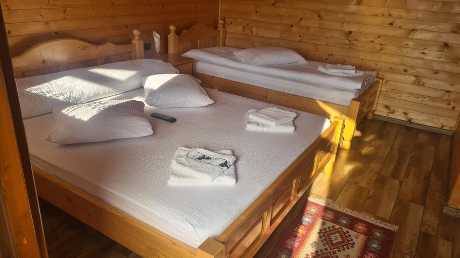 Others 4, Cabanutele din Lemn, Pietroasa