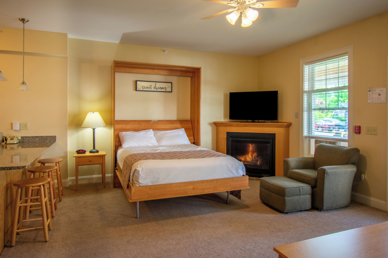Bedroom 4, Eastern Slope Inn Resort, Carroll