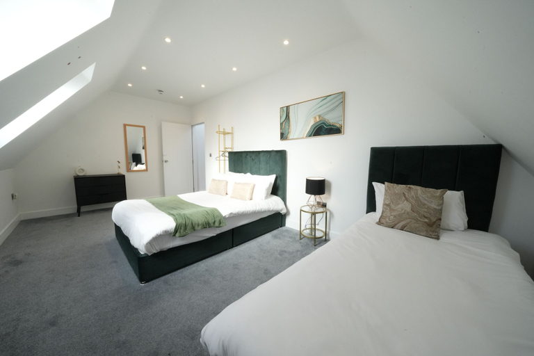Bedroom 3, Heathrow Charge and Go, Surrey