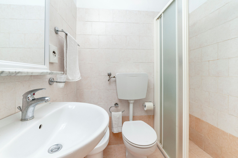 Bathroom 4, Hotel Nuovo Belvedere, Rimini
