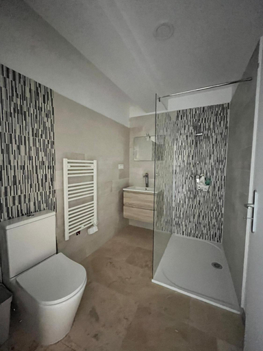 Bathroom, Orange Allure Flats, Vaucluse