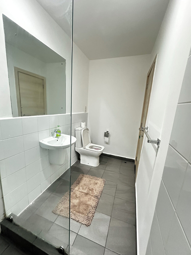 Bathroom 3, Chic and stylish 2 bedroom apartment, Accra