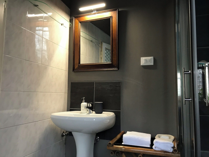 Bathroom 5, Alberghino B&B, Florence