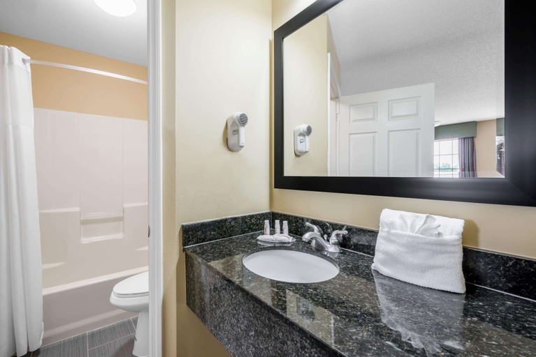Bathroom 4, Howard Johnson by Wyndham Dalton, Whitfield