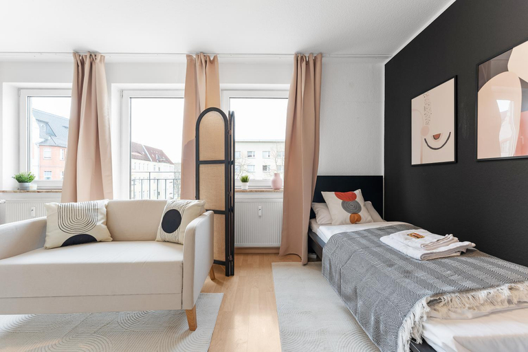 Bedroom 2, Neue moderne Studios im Zentrum, nahe Uni- Parkplatz auf Anfrage, Cottbus