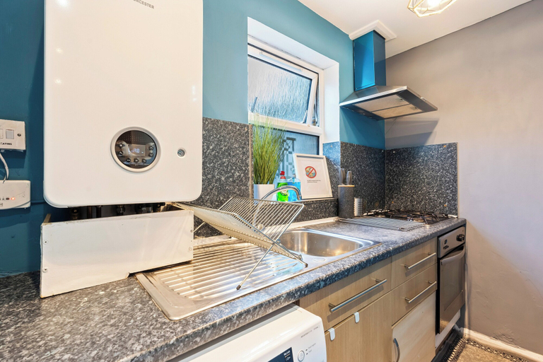Private kitchen 4, Impeccable 4-bed House With Garden in Brixton, London