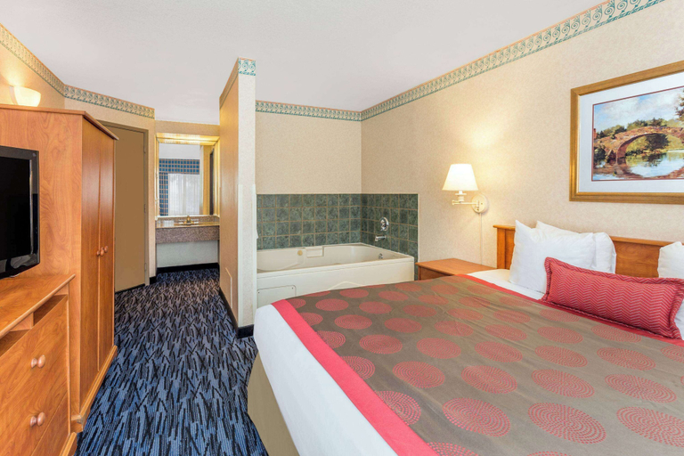 Bedroom 2, Ramada by Wyndham Kent Seattle Area, King