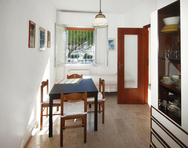 Dining 5, Apartment in Ceriale With Balcony/terrace-formerly TUI Ferienhaus, Savona
