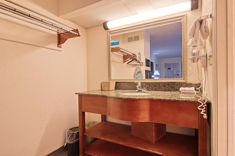 Bathroom 3, Regency Inn & Suites, Bibb