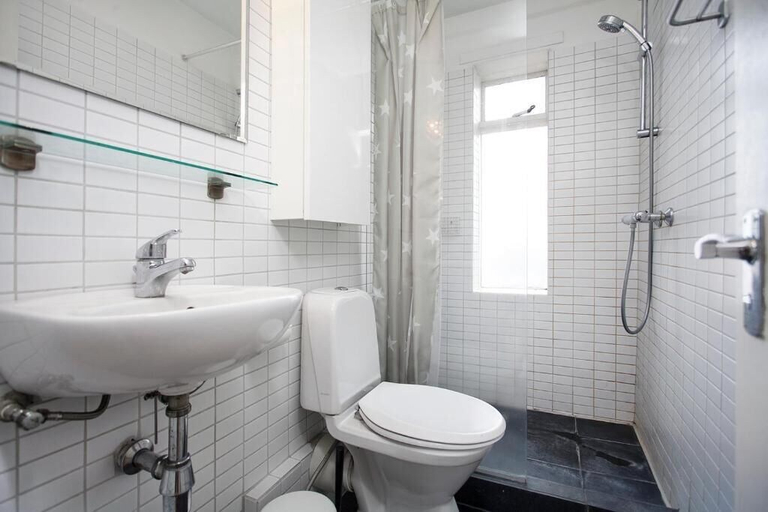 Bathroom, Day Dream Downtown Apartments, Reykjavík