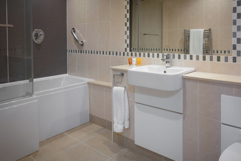 Bathroom, Knights Hill Hotel & Spa, Cambridgeshire