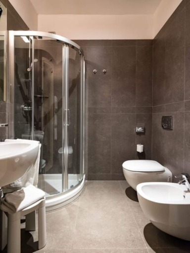 Bathroom 5, Hotel Dell'Opera, Venezia