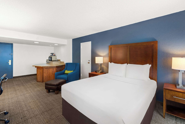 Bedroom 3, Comfort Inn & Suites Omaha Central, Douglas