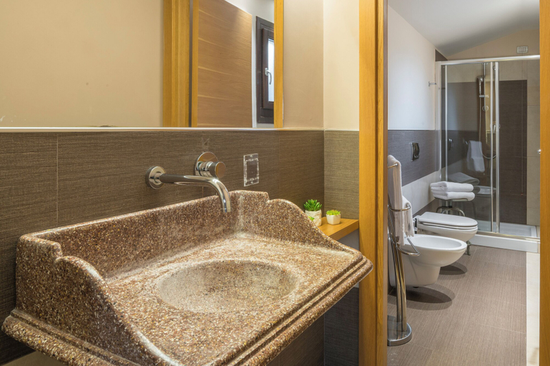 Bathroom 5, Vittorio Veneto Hotel, Ragusa