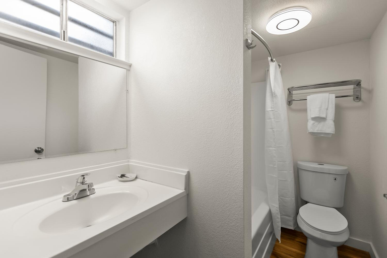 Bathroom 4, Lake Tahoe Ambassador Lodge, El Dorado