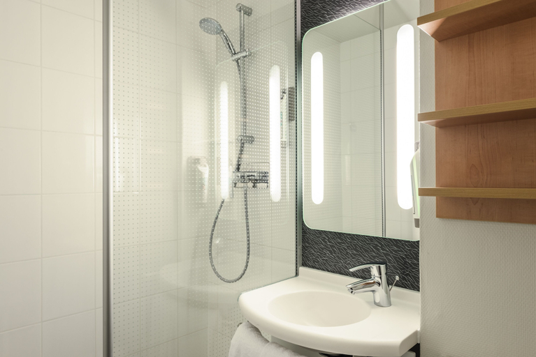 Bathroom 5, ibis Paris Bastille Faubourg Saint Antoine 11th, Paris