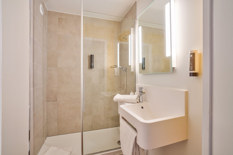 Bathroom 4, B&B HOTEL Rosny-sous-Bois Paris Est, Seine-Saint-Denis