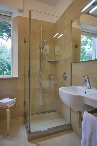 Bathroom 5, Hotel Emilia, Ancona