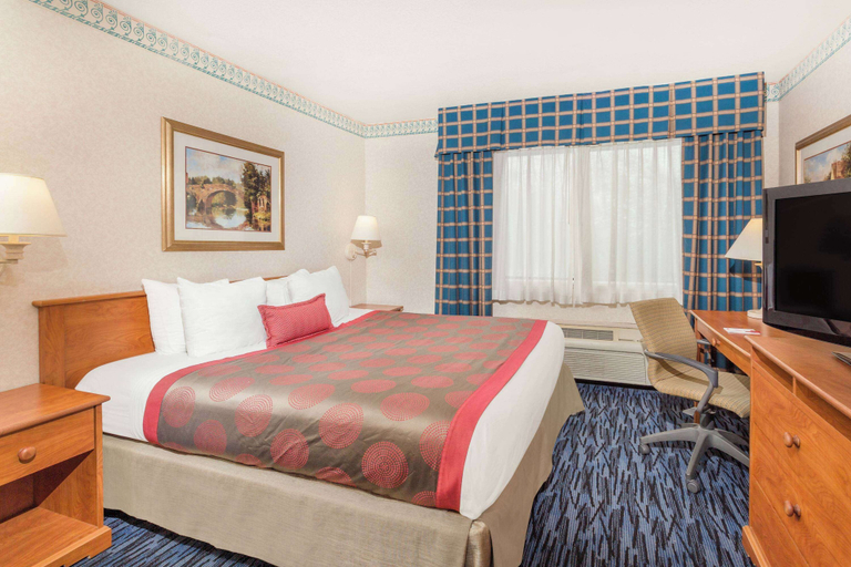 Bedroom 2, Ramada by Wyndham Kent Seattle Area, King