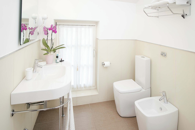 Bathroom 4, Hotel Eden, Trieste